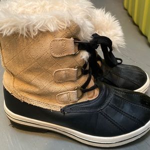 Snow boots